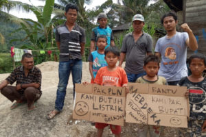 Prihatin, Puluhan Tahun Desa Silogun Tanpa Aliran Listrik