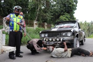 Mobil Pick Up Mogok di Jalinsum Medan-Padang, Polsek Kotanopan dengan Sigap Bantu Pengemudi