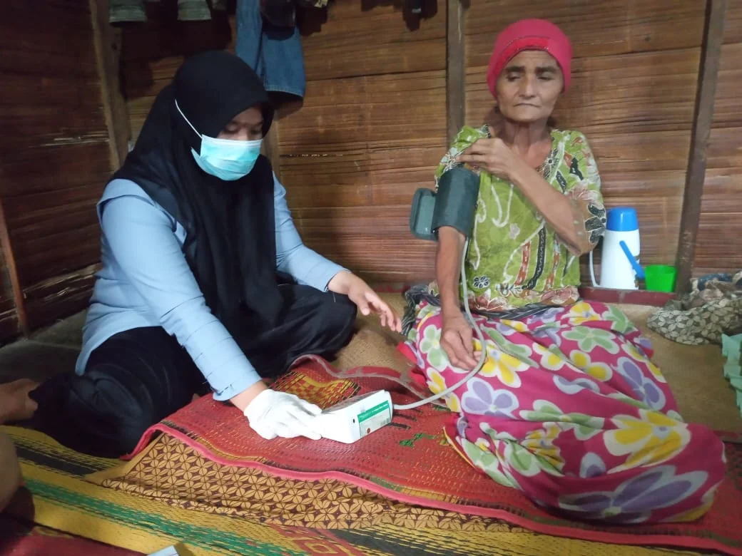Staf puskesmas mengunjungi nenek penderita penyakit di banjar jailan jantan Desa Aek Mata kecamatan panyabungan. Fhoto : istimewa.
