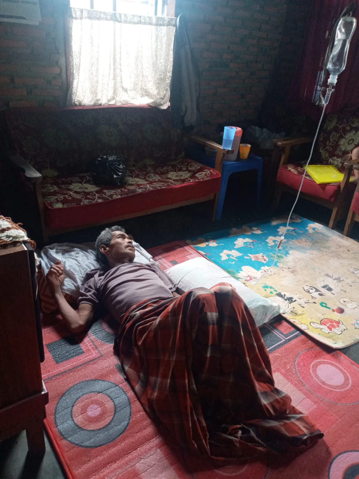 Suhibban tukang becak yang mengidap penyakit tumor terbaring lemas di kediamannya kelurahan sipolu polu, fhoto : istimewa.