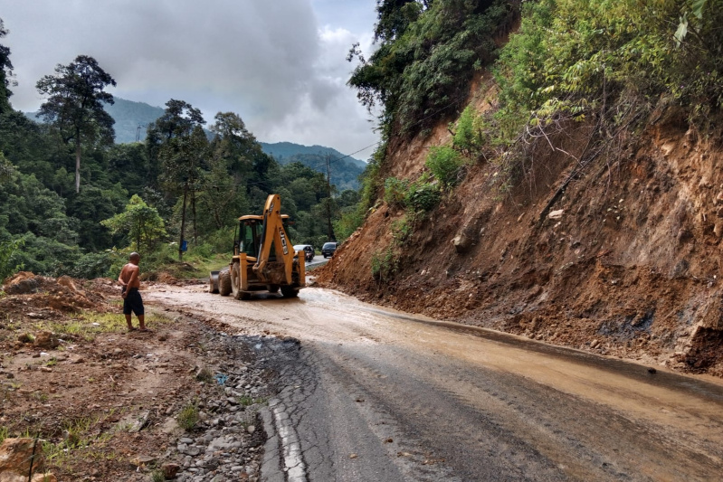 UPTJJ Kotanopan Perbaiki Sejumlah Titik Ruas Jalan Provinsi di Madina, fhoto : istimewa.