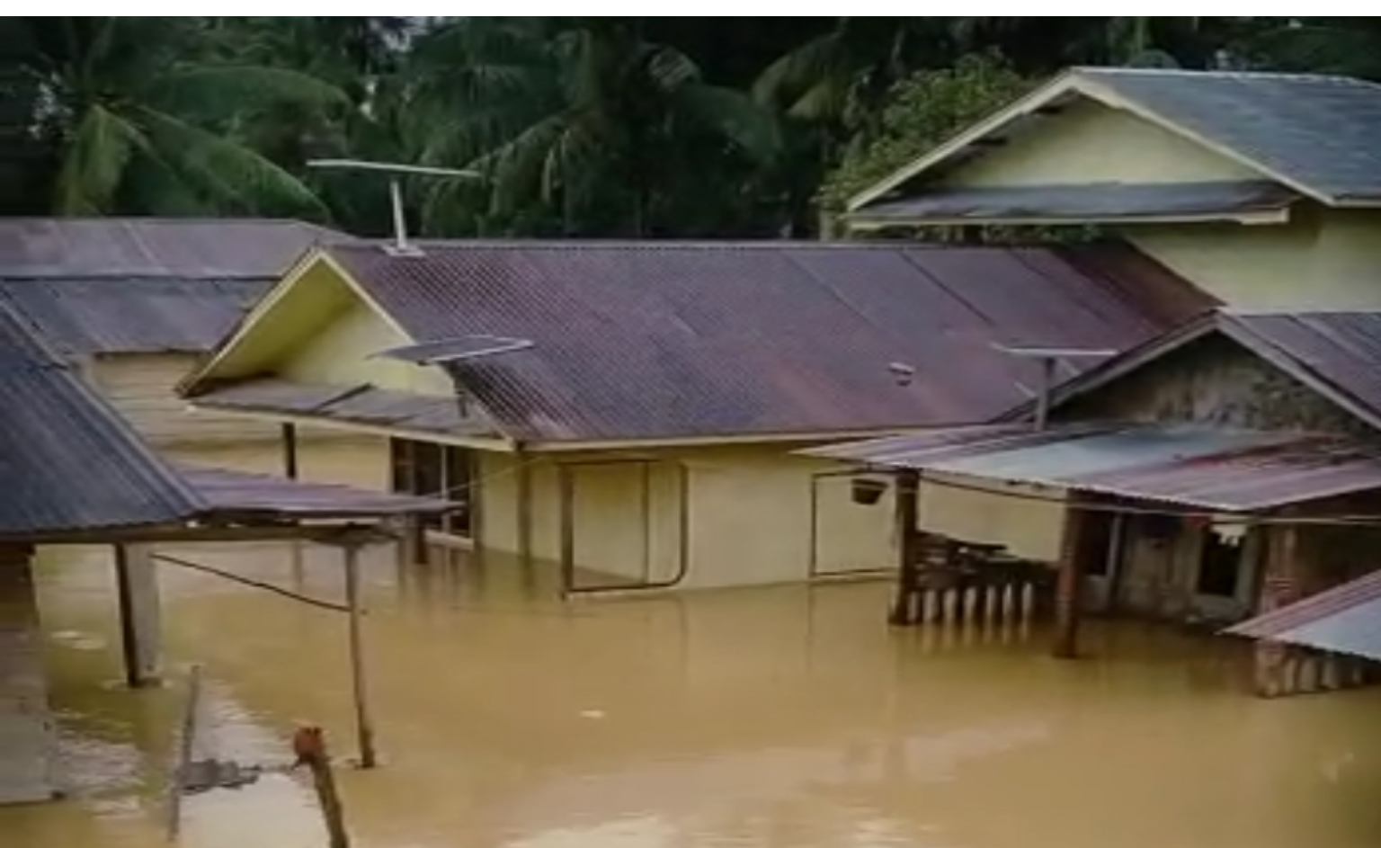 Desa Lubuk Kapundung diterjang banjir, diperkirakan ratusan rumah warga terendam, fhoto : istimewa.