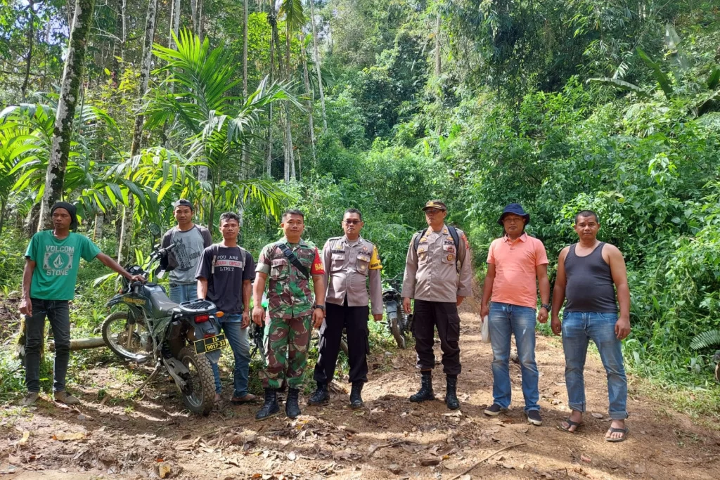 Seorang warga Tanobato hilang misterius saat mengambil kayu di hutan, TNI dan Polri dan anggota DPRD Madina serta warga sekitar melakukan pencarian, fhoto : istimewa.