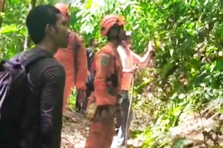 Tim Gabungan melakukan pencarian korban hilang di hutan, fhoto : Syahren.