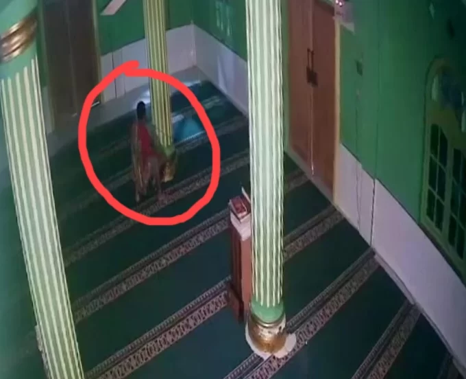 Tampak Oknum sedang menggasak kotak amal masjid gunung baringin, poto tanggapan layar CCtv.