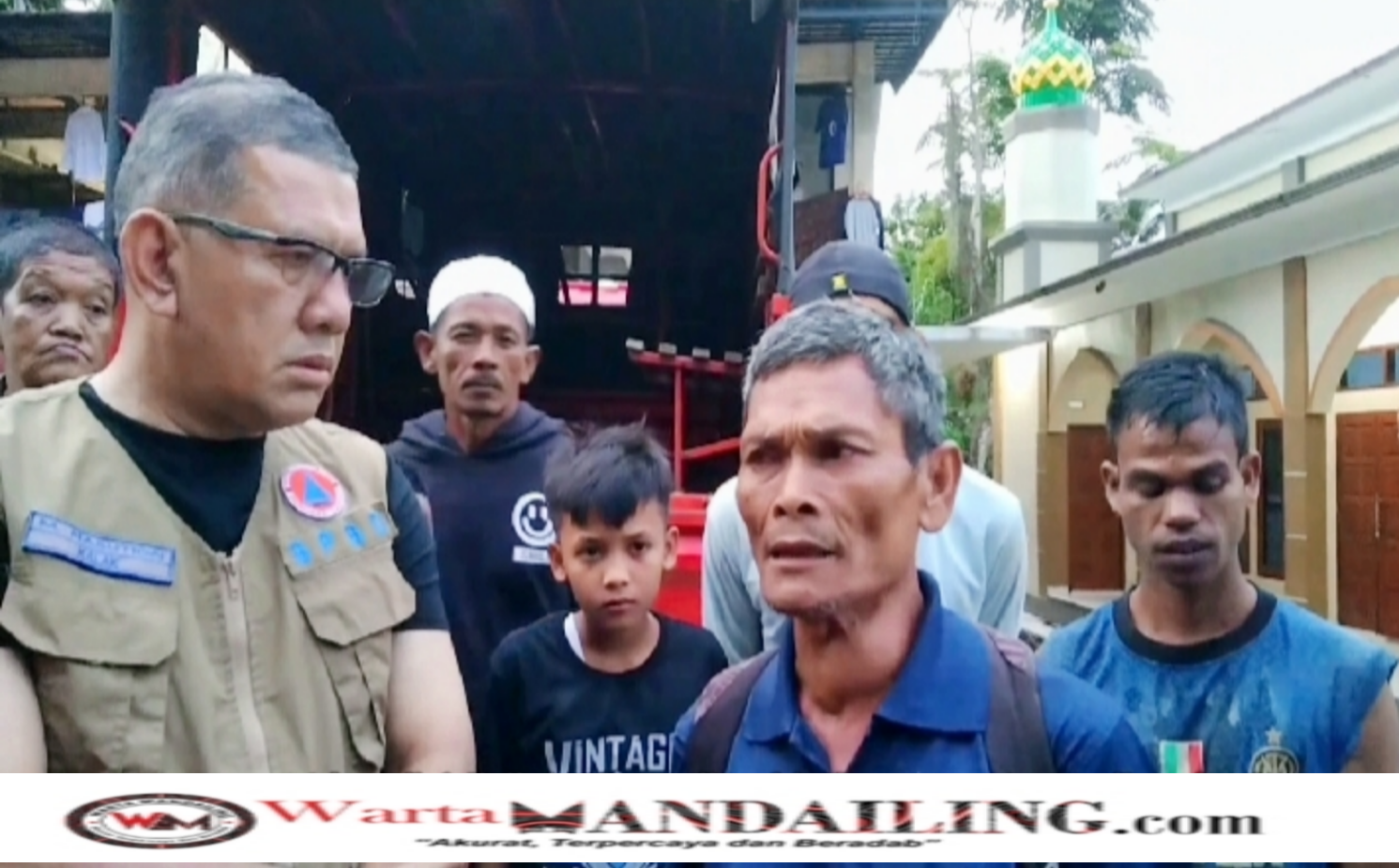 Muhammad Idris (penemu korban hilang di tengah hutan) dan Mukhsin Nasution. S.Sos.MM (kepala BPBD Madina) menyampaikan penjelasan penemuan korban di tengah hutan Madina. fhoto : Syahren.