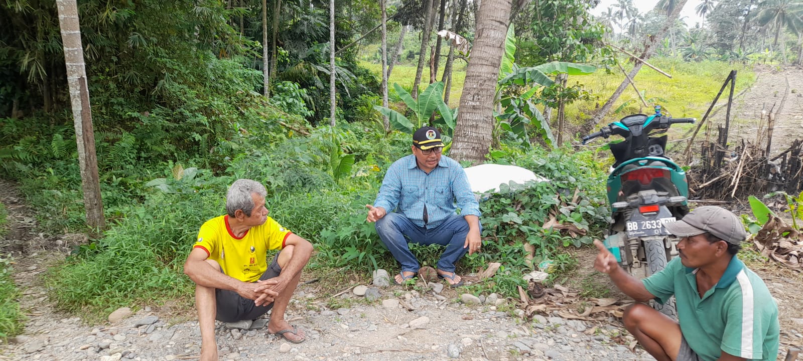 Ketua DPC PPP Madina, M.Irwansyah Lubis SH. meninjau saluran irigasi dan diskusi dengan para petani yang terdampak kekeringan di Desa Panyabungan Tonga, Minggu (26/2/2023) fhoto : istimewa.