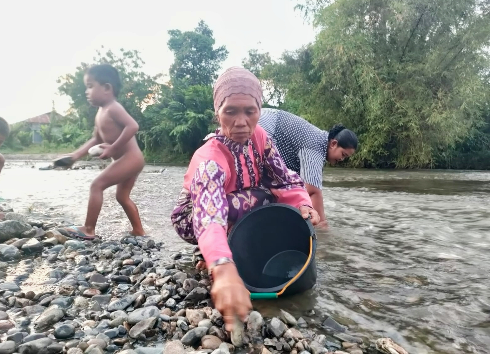Masdelina (58) salah seorang ibu-ibu diantaranya pengumpul batu di bantaran sungai aek pohon, kelurahan Pidoli Dolok.fhoto : Syahren.
