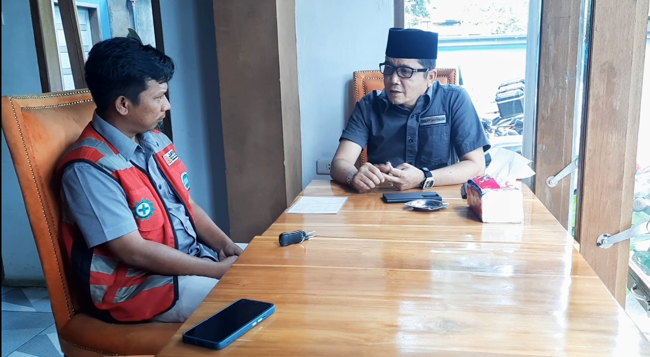 Ketua DPRD Madina Erwin Efendi Lubis SH, berdialog dengan perwakilan PT Jaya Kontruksi,fhoto : Syahren.