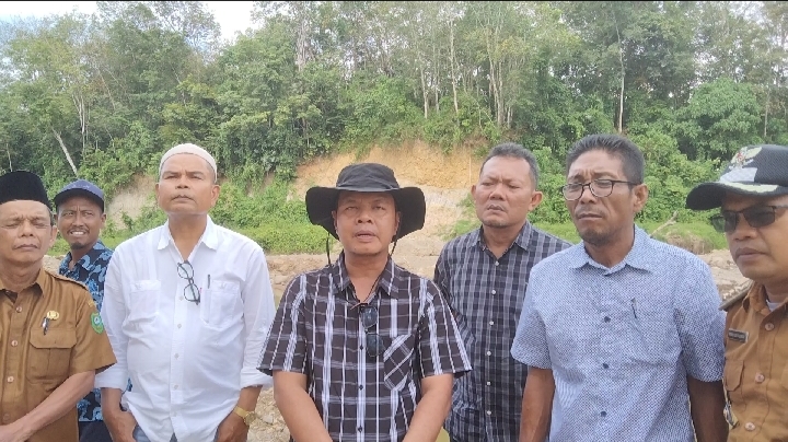 Sejumlah Anggota DPRD Madina tinjau lokasi galian di DAS Aek Simalagi, senin (20/2/2023) fhoto : Syahren.
