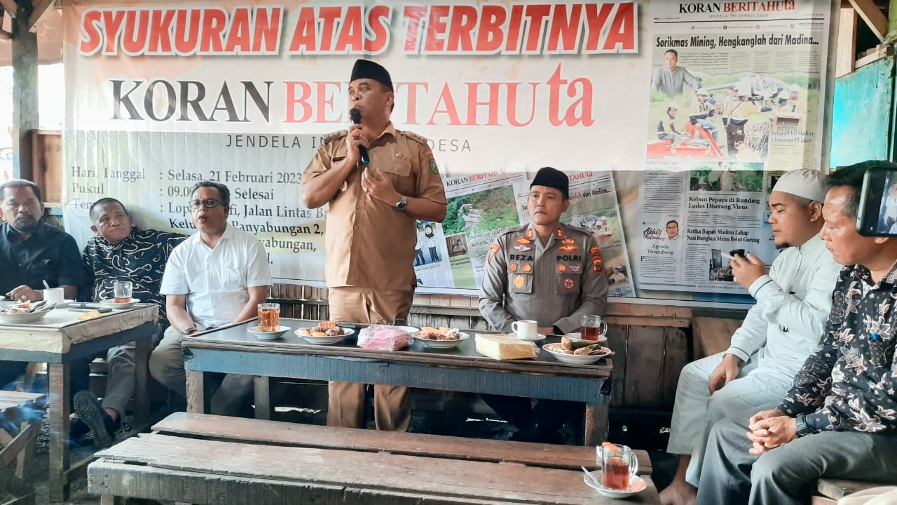 Bupati Madina HM.Ja'far Sukhairi Nasution, Kapolres Madina AKBP Reza Chairul AS mengikuti acara syukuran di warung kopi lintas barat Panyabungan. fhoto : Syahren