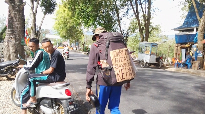 Tunaikan nazar Jalan kaki dari Aceh ke Papua, Pahrizal Lubis (60) asal Merambung, Kecamatan Ulu Manna, Kabupaten Bengkulu Selatan. Provinsi Bengkulu, tiba di Kabupaten Mandailing Natal, Rabu (23/2/2023). fhoto : Syahren.
