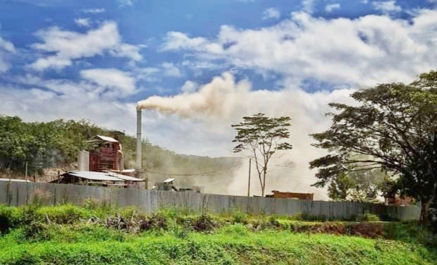 Asap putih tampak keluar dari corong asap perusahaan PT Jaya Konstruksi yang beroperasi di kelurahan Pidoli Dolok, fhoto : istimewa.