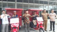 Anggota DPR-Ri Iskan Qolba Lubis (tengah) imam Imanuddin kepala sentra insyaf medan perwakilan kemensos RI. Ismail Nasution, kholid Muhibbin Penerima manfaat, kadis Sosial Madina Riswan Harahap. fhoto : Syahren.