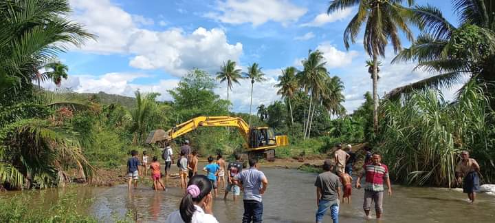 Satu unit excavator dikerahkan tangani irigasi rusak di Madina, fhoto : istimewa.