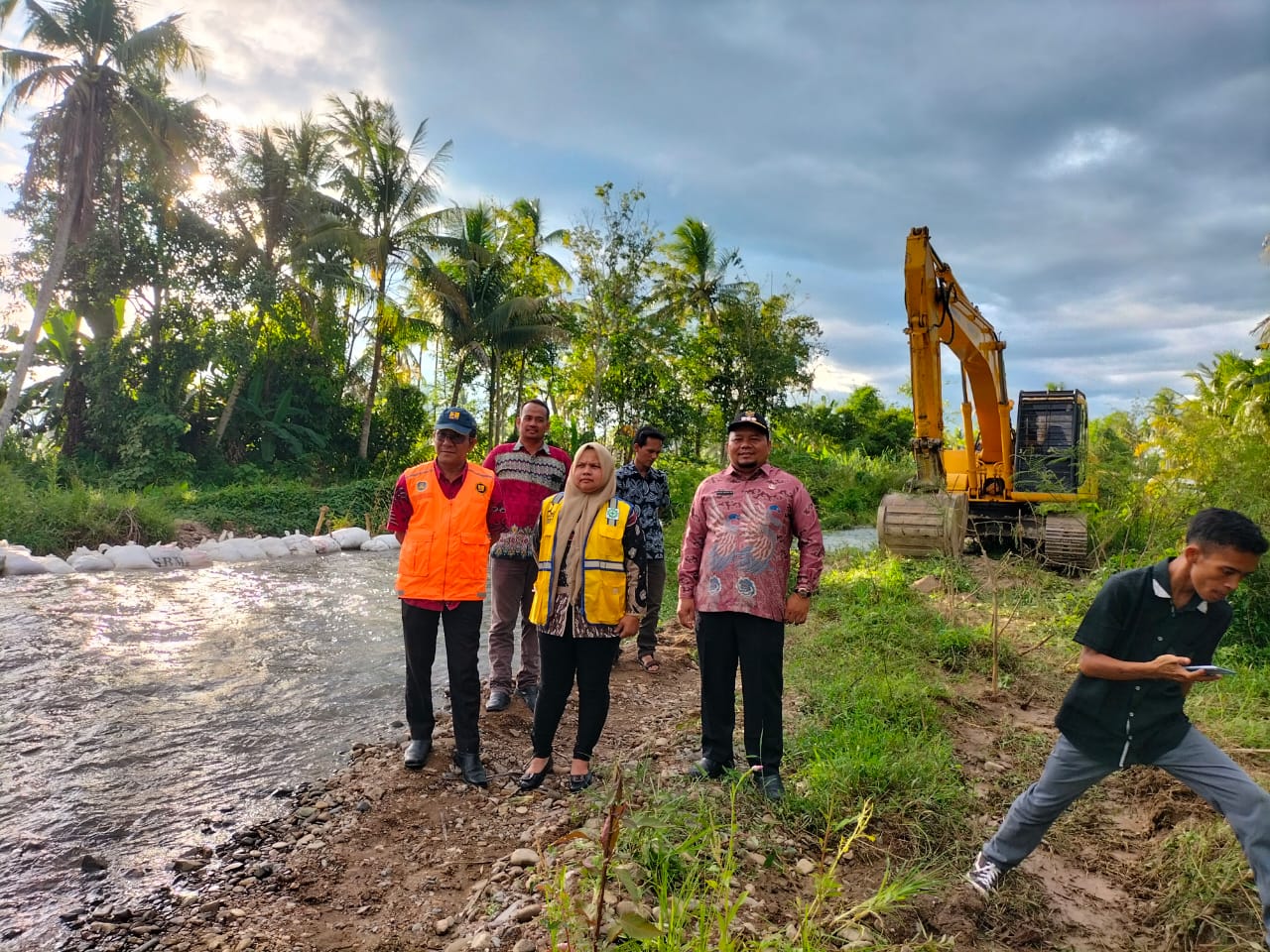 Pemkab Madina turunkan alat berat perbaiki dua tanggul Sungai di Siabu, fhoto : istimewa.