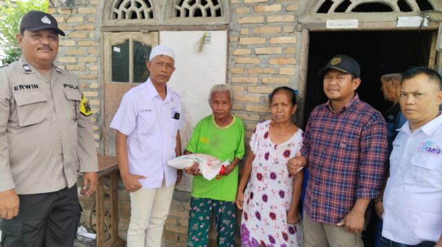 Ketua SMSI Sergai Zuhari serahkan bantuan beras kepada salah seorang janda yang disaksikan Kepala Desa Firdaus dan Kepala Dusun VII ,Jum'at (3/3/2023) fhoto : Istimewa.