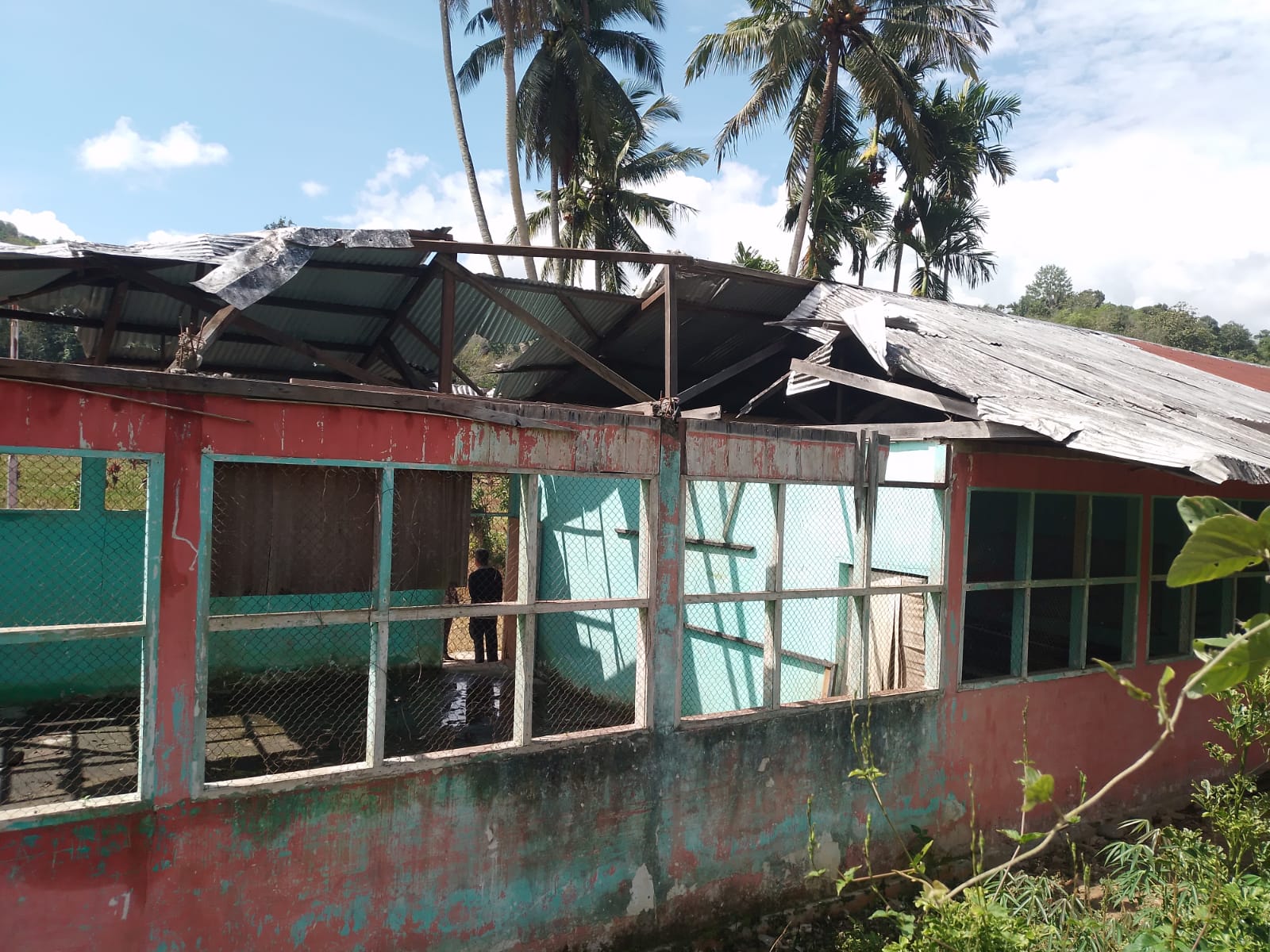 Dua ruangan kelas SD Negeri No 206 Muaratagor Desa Hutadangka Kecamatan Kotanopan, Kabupaten Mandailing Natal Rusak Parah, fhoto : M Lubis.