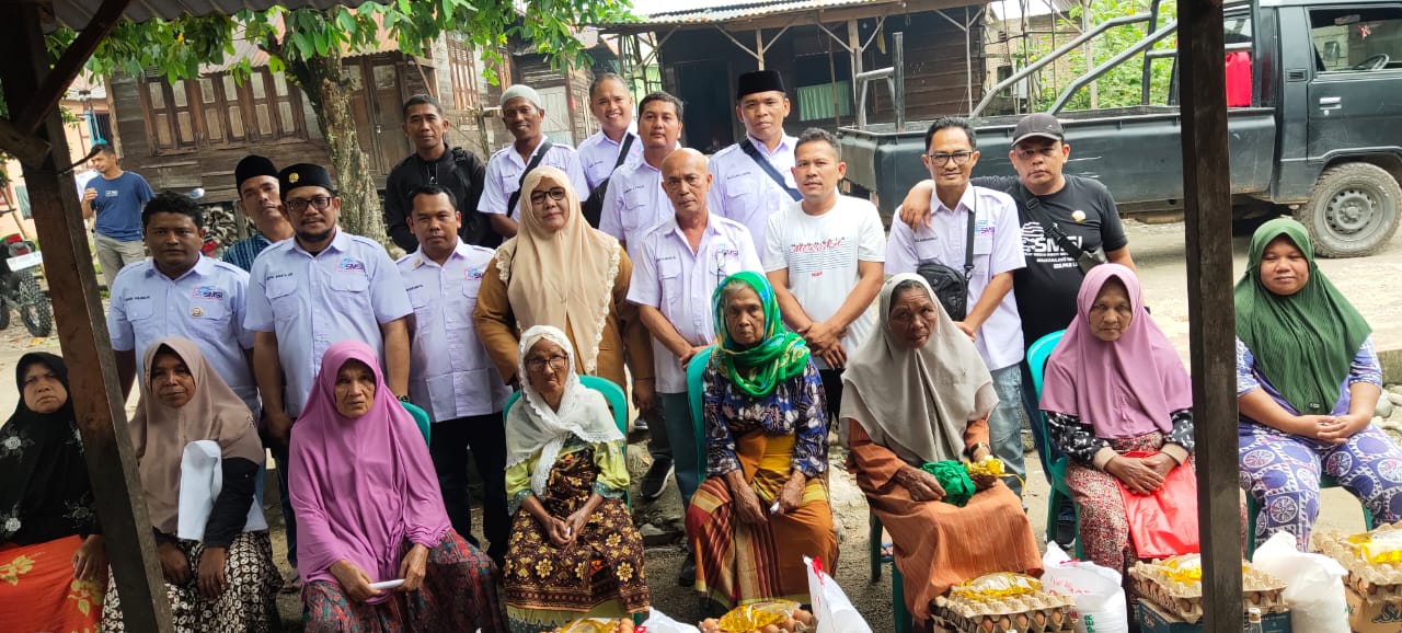 Sambut Ramadhan dan Mengisi HUT Madina ke-24, SMSI Madina Berbagi Sembako untuk lansia di Desa Mompang julu dan Mompang jae, Kecamatan Panyabungan Utara, Selasa (21/3/2023) fhoto : Dokumen SMSI Madina.