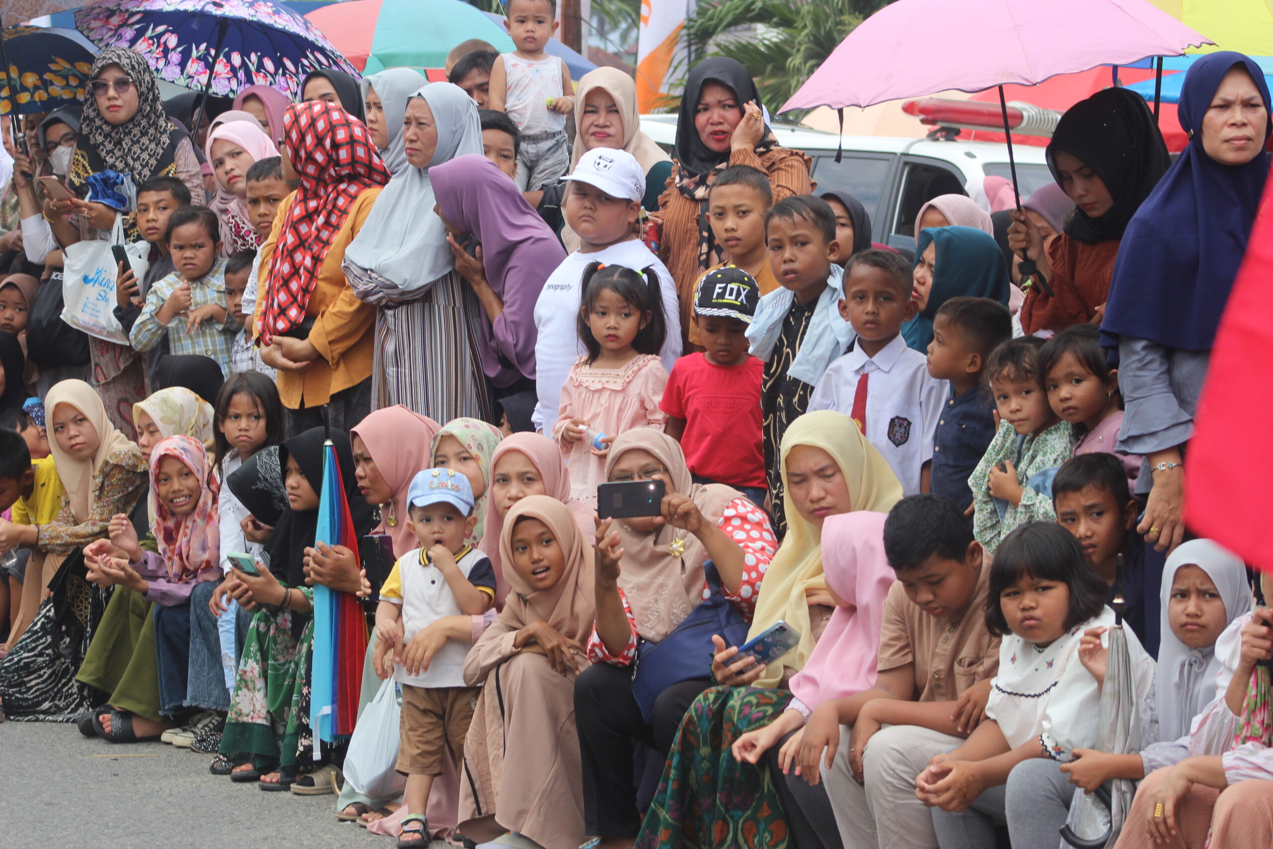 Ribuan Masyarakat dari segala penjuru antusias datang dan saksikan karnaval HUT Madina ke-24 Tahun. fhoto : Syahren