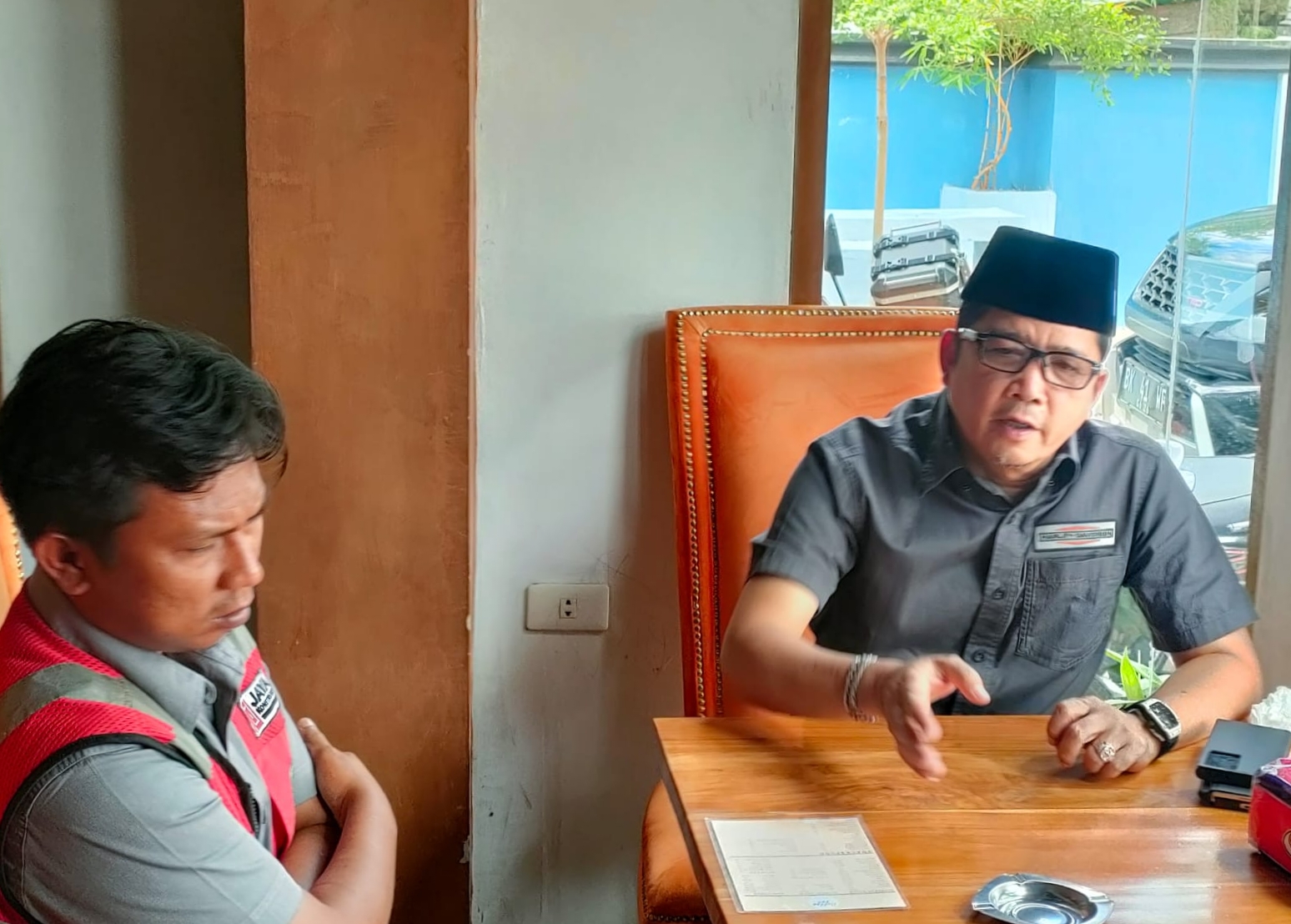 Ketua DPRD Madina Erwin Efendi Lubis S.H. saat ketemu dengan Manager Operasional PT jaya kontruksi beberapa hari yang lalu, fhoto : istimewa.