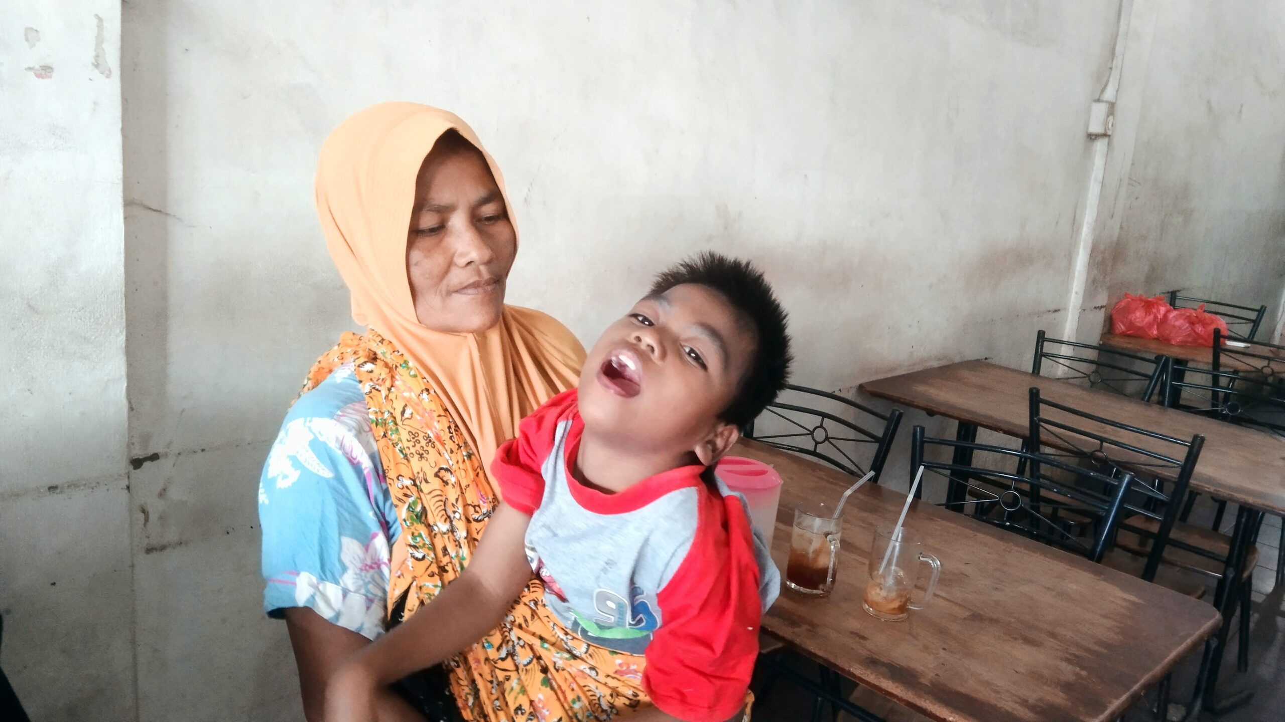 Mhd Afrizal penderita lumpuh layu digendong ibunya, Bocah ini butuh kursi roda dan ibunya butuh modal usaha, fhoto : Syahren.