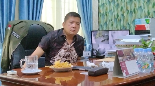 Ketua DPRD Madina Erwin Efendi Lubis SH, saat ditemui wartawan diruang kerjanya, fhoto : Syahren.