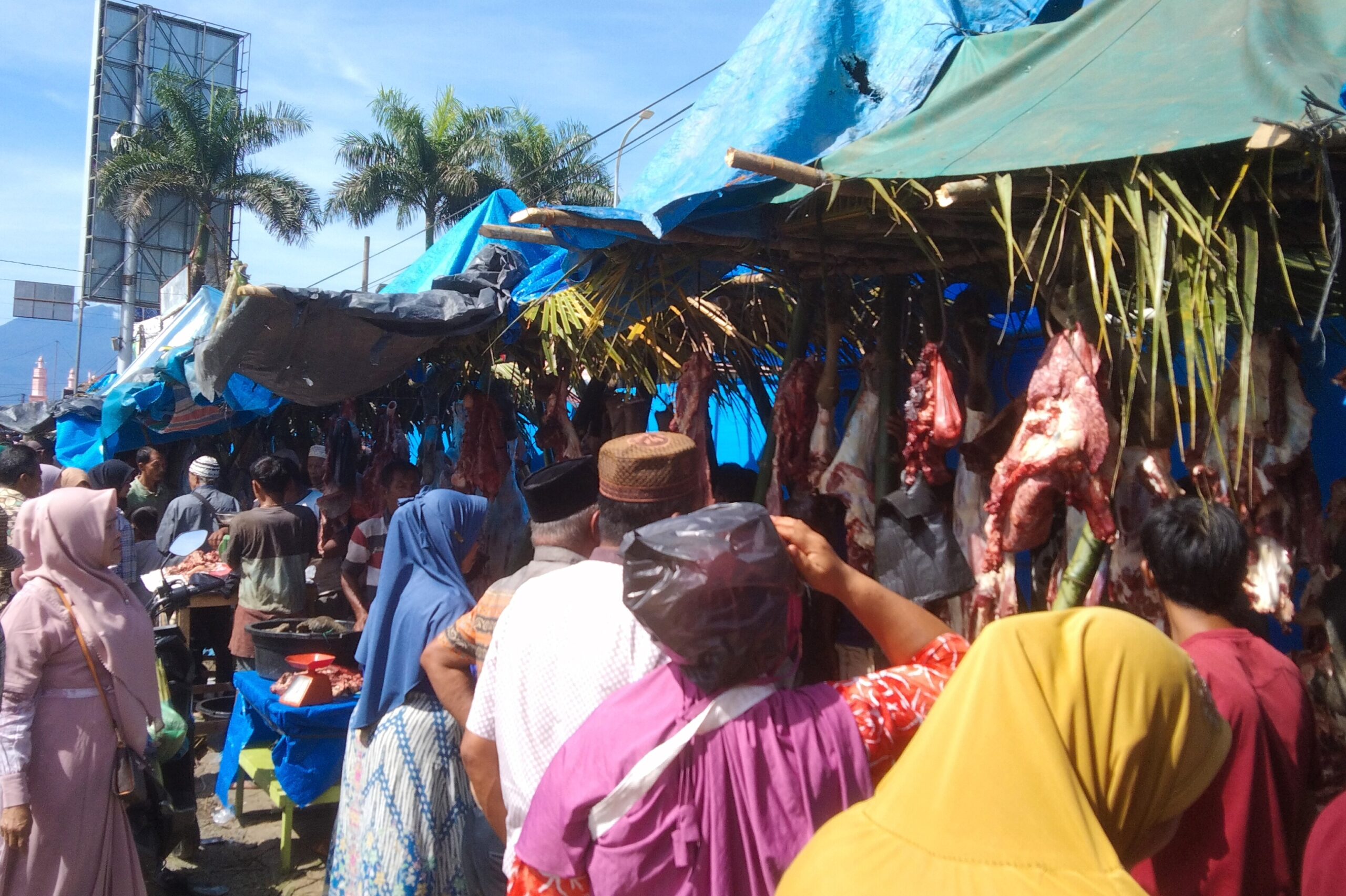 Satu hari menjelang bulan suci ramadhan 1444 hijriah, harga daging di pasar tradisional Panyabungan, kabupaten Mandailing Natal, provinsi Sumatra Utara, mengalami kenaikan, Rabu (22/3/2023) fhoto : Warta Mandailing.