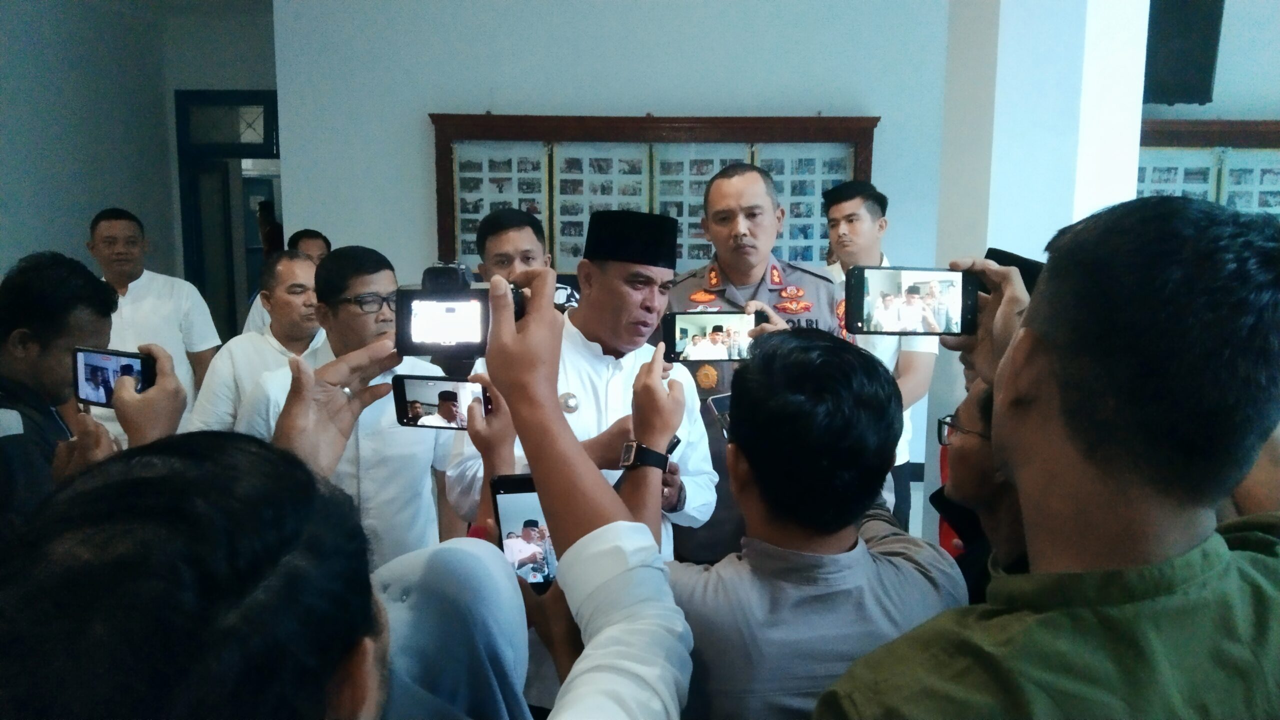 Bupati Madina HM Jafar Sukhairi Nasution usai rapat memarahi warga Singkuang 1, di aula kantor bupati Jumat (24/3/2023) fhoto : Warta Mandailing.