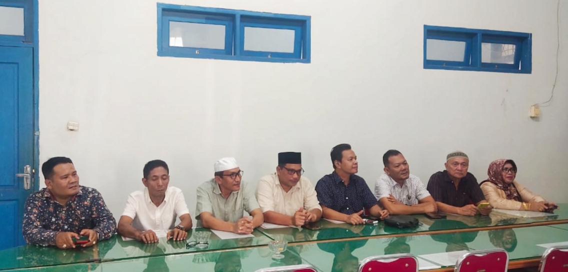 Rapat internal komisi ll DPRD Madina membahas perkembangan pembangunan kebun plasma oleh PT Rendi Permata Raya kepada masyarakat Desa Singkuang I, Kecamatan Muara Batang Gadis, Senin (27/3/2023).