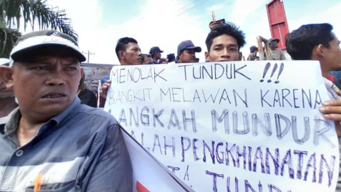 Ratusan warga Desa Singkuang l, Kecamatan Muara Batang Gadis menggelar aksi protes di pintu masuk PT Rendi Permata Raya, Kab Madina. fhoto: istimewa.