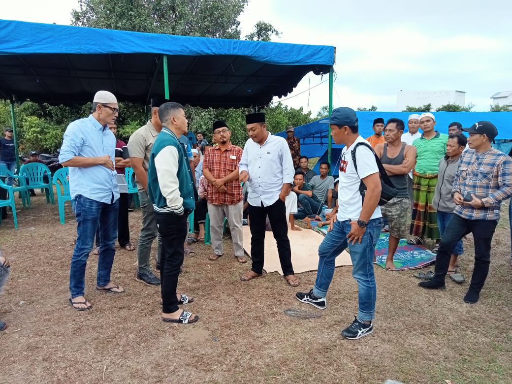Ketua DPRD Madina Erwin Efendi Lubis menemui warga Desa Singkuang 1 yang bertahan diareal PT Rendi Permata Raya,Minggu (2/4/2023) fhoto : istimewa.