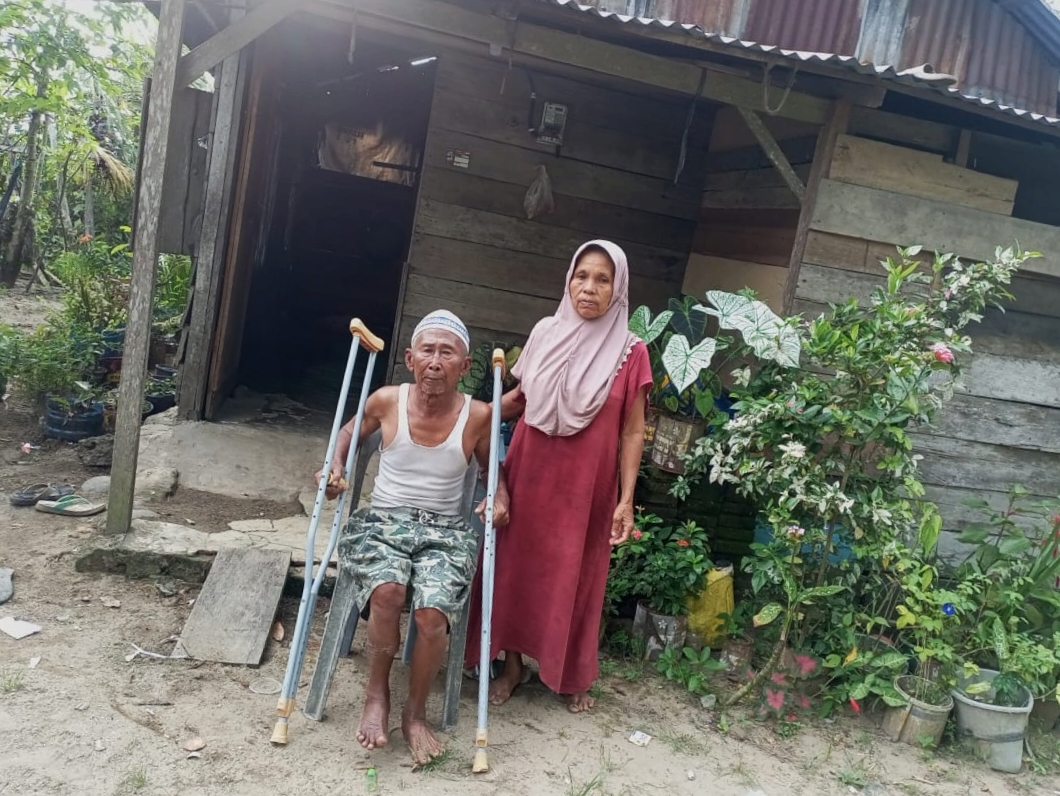 Kakek Bakrim bersama istri Roslina tinggal di rumah berdinding papan di Desa Pasar V Natal, Kecamatan Natal, Senin (10/4/2023) fhoto : Istimewa.