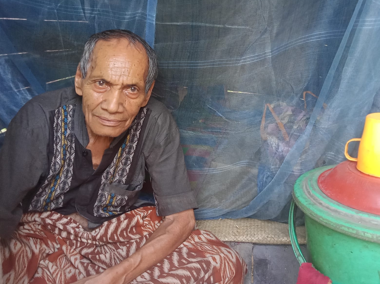 Kakek Deling Rangkuti (77) warga Desa Jambur Padang Matinggi, Kecamatan Panyabungan Utara, terpaksa menjalani kisah pilunya lantaran diterpa penyakit kelumpuhan dan masalah kemiskinan. Kamis (27/4/2023) fhoto : istimewa.