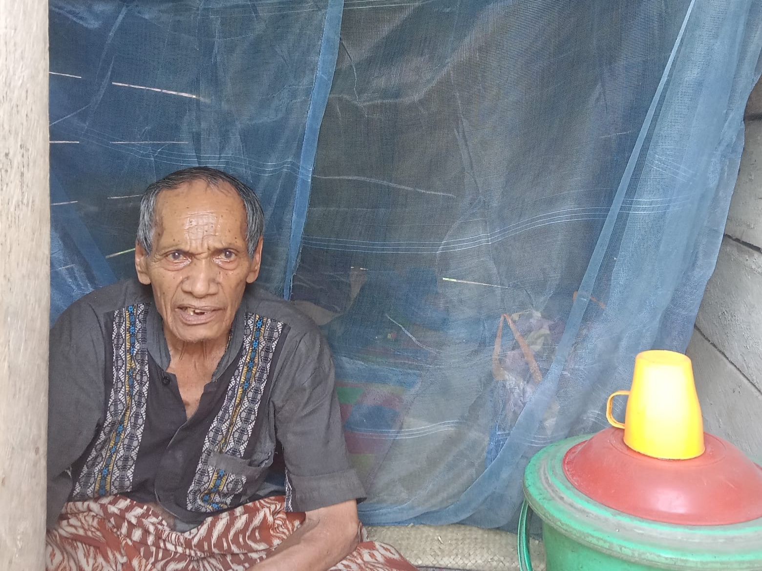 Kakek Deling Rangkuti Warga Miskin yang tinggal sendirian di gubuk kecil di Desa Jambur Padang Matinggi, Kecamatan Panyabungan Utara, Kab Madina. fhoto : Istimewa.