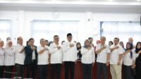 Bupati Madina HM Jafar Sukhairi Nasution dan Wakil Bupati Madina Atika Azmi Utammi Nasution melakukan Rapat Koordinasi (Rakor) bersama Tenaga Kesehatan Se-Madina di aula kantor Bupati, Rabu (3/5/2023) Dokumen Diskominfo Madina.