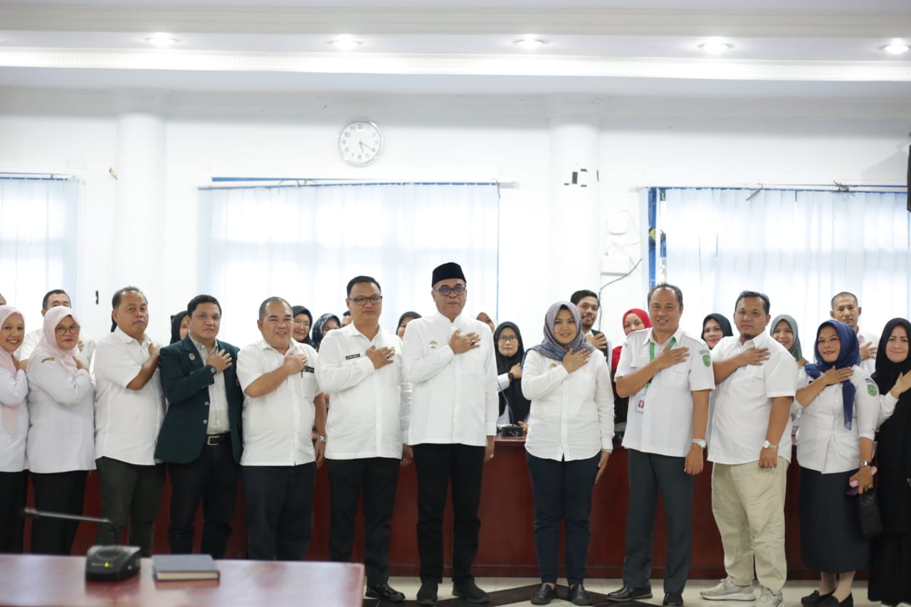 Bupati Madina HM Jafar Sukhairi Nasution dan Wakil Bupati Madina Atika Azmi Utammi Nasution melakukan Rapat Koordinasi (Rakor) bersama Tenaga Kesehatan Se-Madina di aula kantor Bupati, Rabu (3/5/2023) Dokumen Diskominfo Madina.