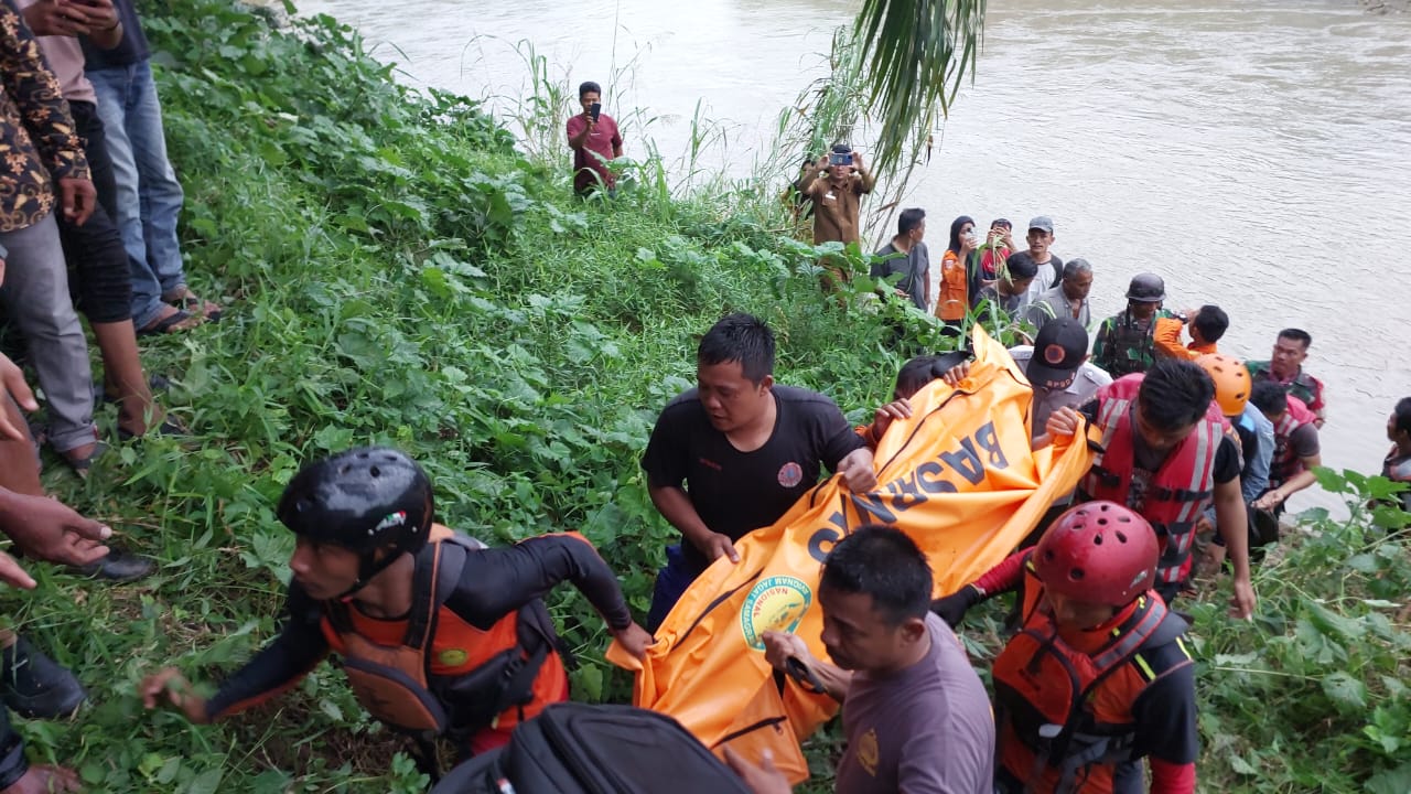 Jenazah langsung dibawa Basarnas bersama tim ke rumah duka ke Desa Parsamaan, Kecamatan Portibi, Kabupaten Padang lawas Utara. Senin (8/5/2023) fhoto : Istimewa.