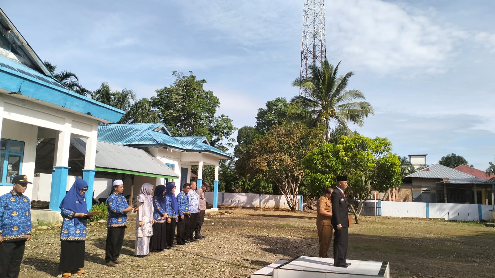Pemerintah kecamatan Rantobaek menggelar upacara dalam rangka memperingati Hari Otonomi Daerah (OTDA) ke XXVll tahun 2023 tingkat kecamatan di halaman kantor Camat Rantobaek, Desa Manisak, Senin (8/5/2023). fhoto : istimewa.