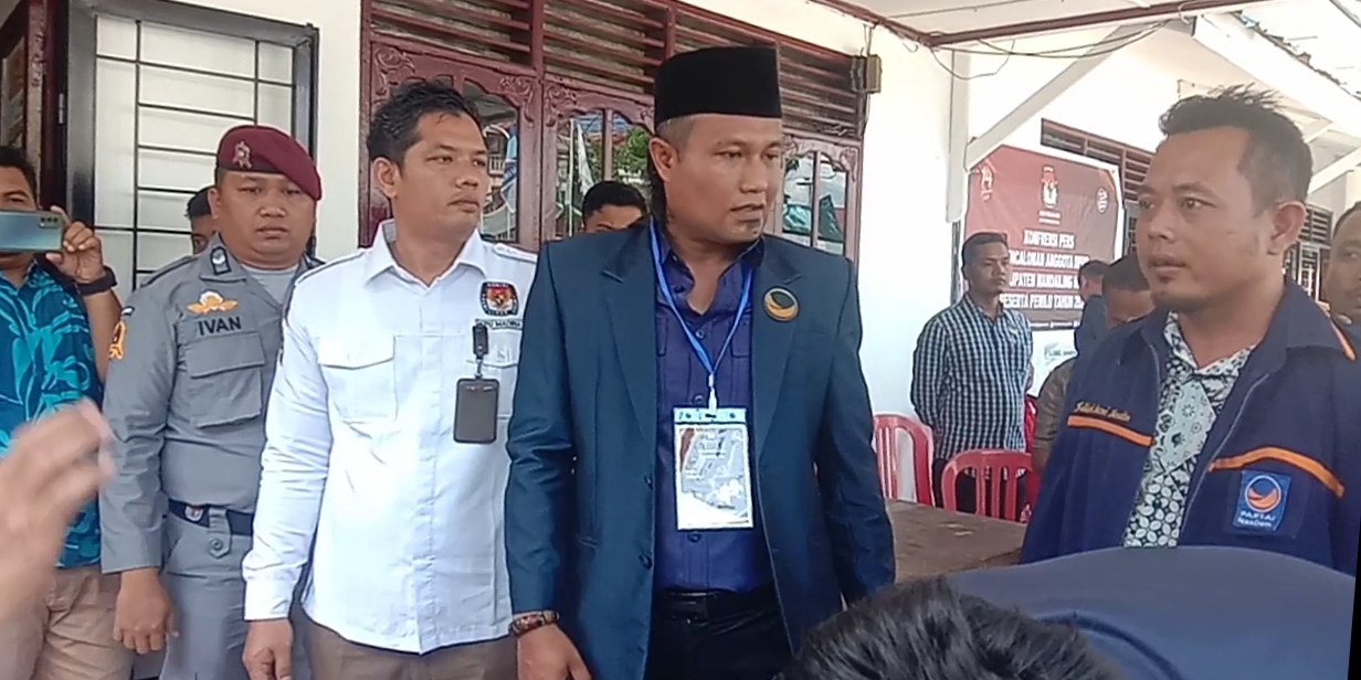 Sainal Abidin Nasution SH, MH, Ketua DPD Partai Nasdem Madina yang didampingi pengurus partai dan sejumlah Bacaleg resmi mendaftar ke KPU Madina, Kamis (11/5/2023) fhoto : Istimewa.
