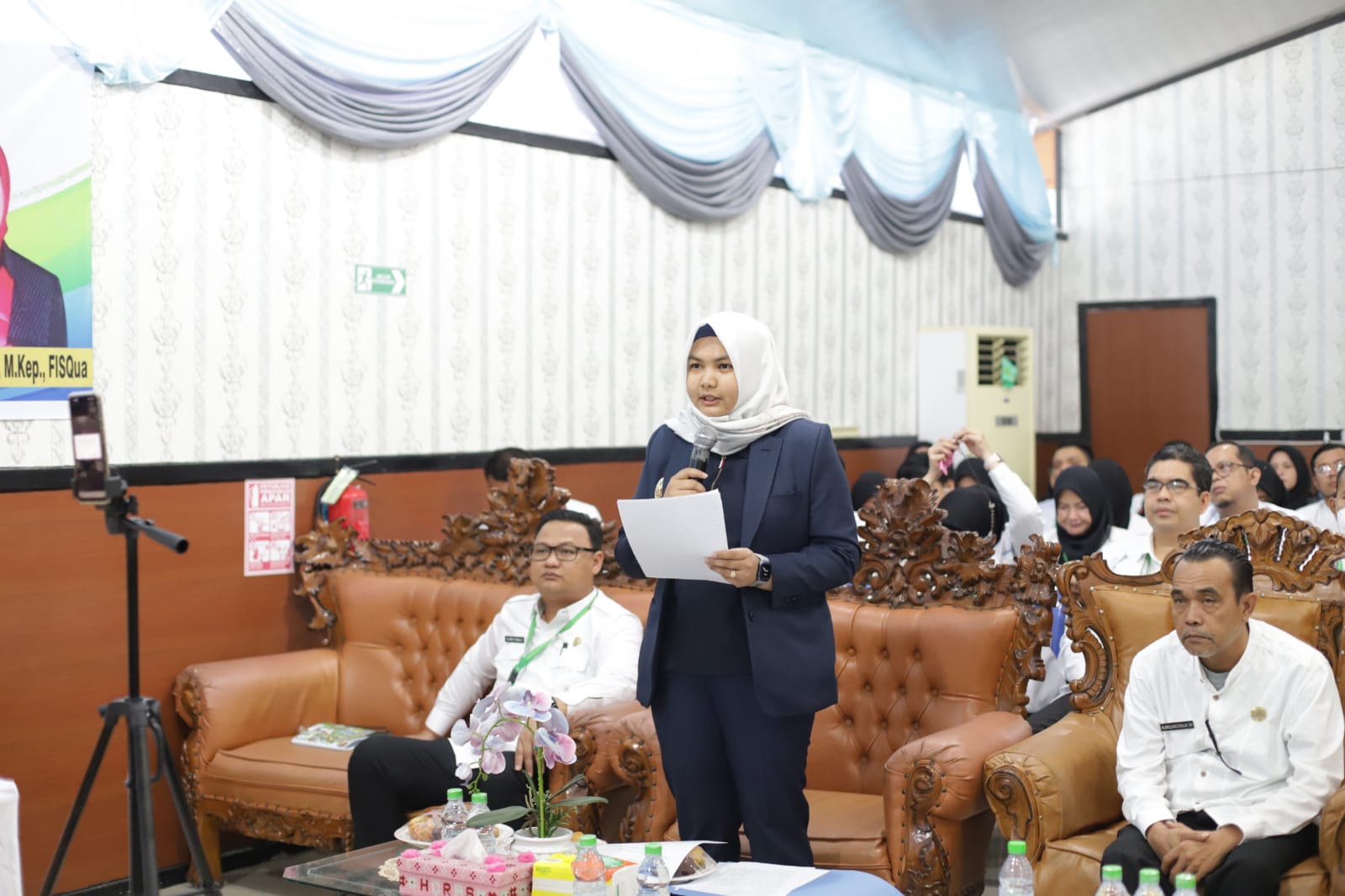 Wakil Bupati Madina Atika Azmi Utammi Nasution saat menghadiri acara penilaian akreditasi oleh tim surveyor Komisi Akreditasi Rumah Sakit Rabu (10/5/2023) Dokumen Diskominfo Madina.