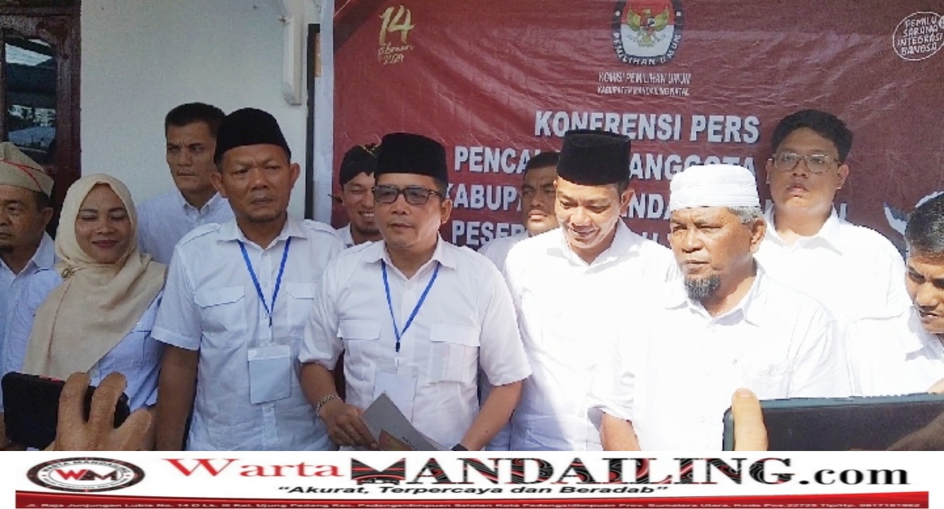 Ketua DPC Gerindra Madina, Erwin Efendi Lubis serahkan berkas 40 Bacaleg ke KPU Madina, Sabtu (14/05/2023). fhoto : Warta Mandailing.