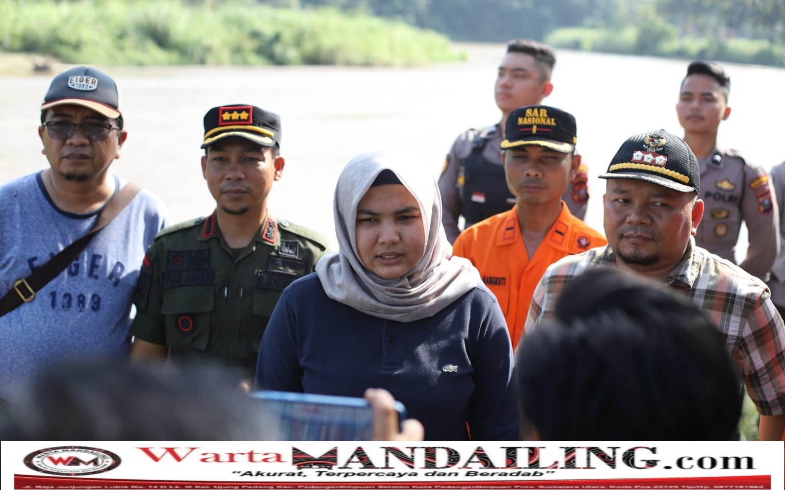 Wakil Bupati Madina Atika Azmi Utammi didampingi sejumlah OPD Madina mengunjungi keluarga korban hanyut dan meninjau lokasi kejadian, Sabtu (13/5/2023) Dokumen Diskominfo Madina.