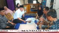 Bupati Madina didampingi Kepala RSUD Panyabungan jeguk bayi penderita penyakit bawaan lahir di Desa Iparbondar Gunungtua, Sabtu (27/5/2023) fhoto : Warta Mandailing.