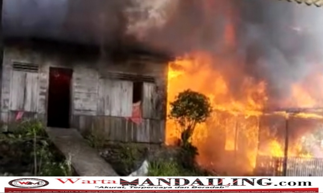 Tiga unit rumah ludes terbakar di Desa Tombang Kaluang, Kecamatan Batang Natal, pada Rabu, (10/5/2023) kemarin. fhoto : Warta Mandailing.
