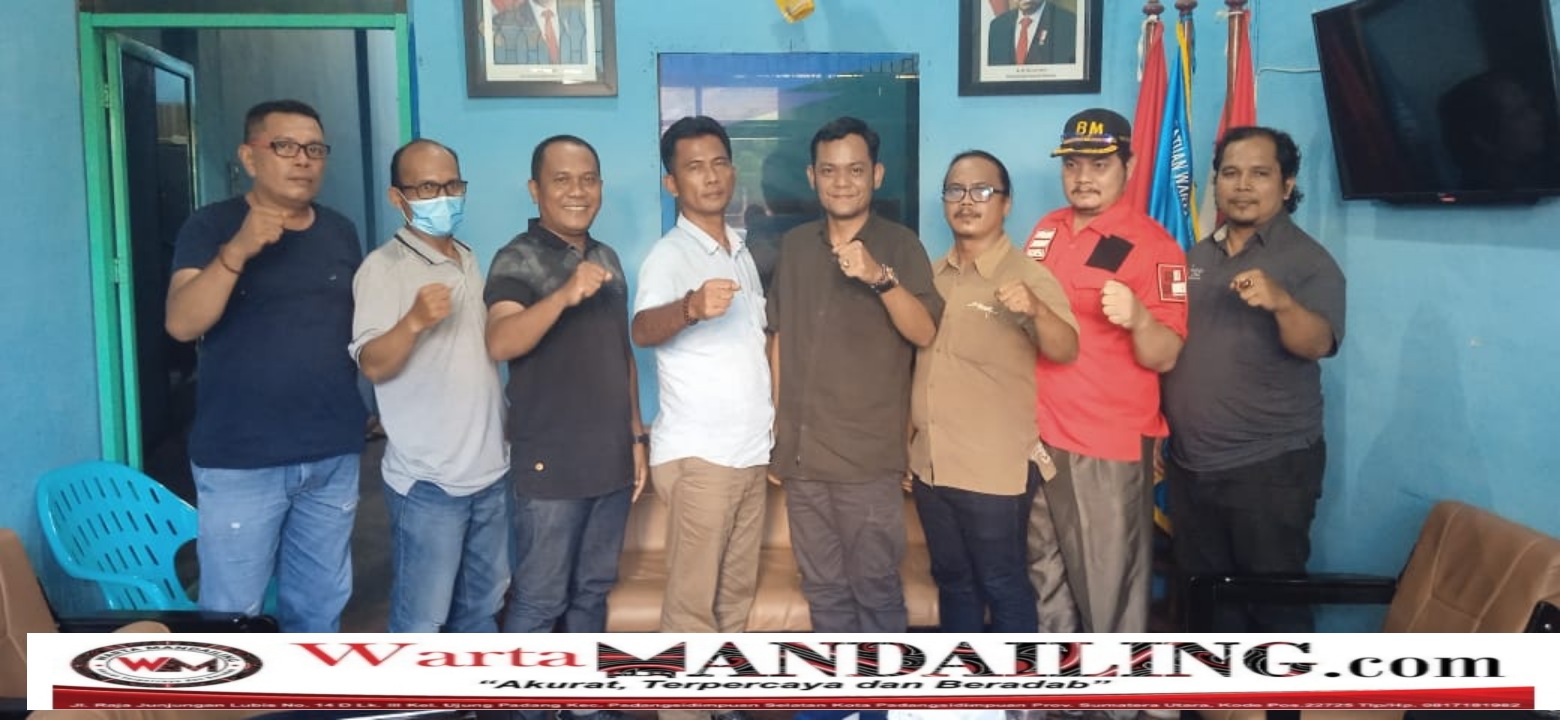 Pengurus Serikat Media Siber Indonesia (SMSI) Labuhanbatu Raya kunjungi kantor Persatuan Wartawan Indonesia (PWI) Labuhanbatu, Selasa (30/5/2023) Dok : SMSI Labuhanbatu.