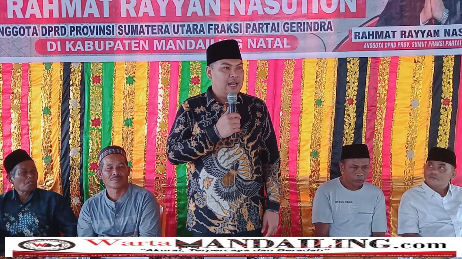 Rahmat Rayyan Nasution Anggota DPRD Sumatera Utara dari Fraksi Partai Gerindra sosialisasikan Peraturan Perundang Undangan Rancangan Peraturan Daerah (Ranperda) di Desa Sibanggor Julu. fhoto : Warta Mandailing.