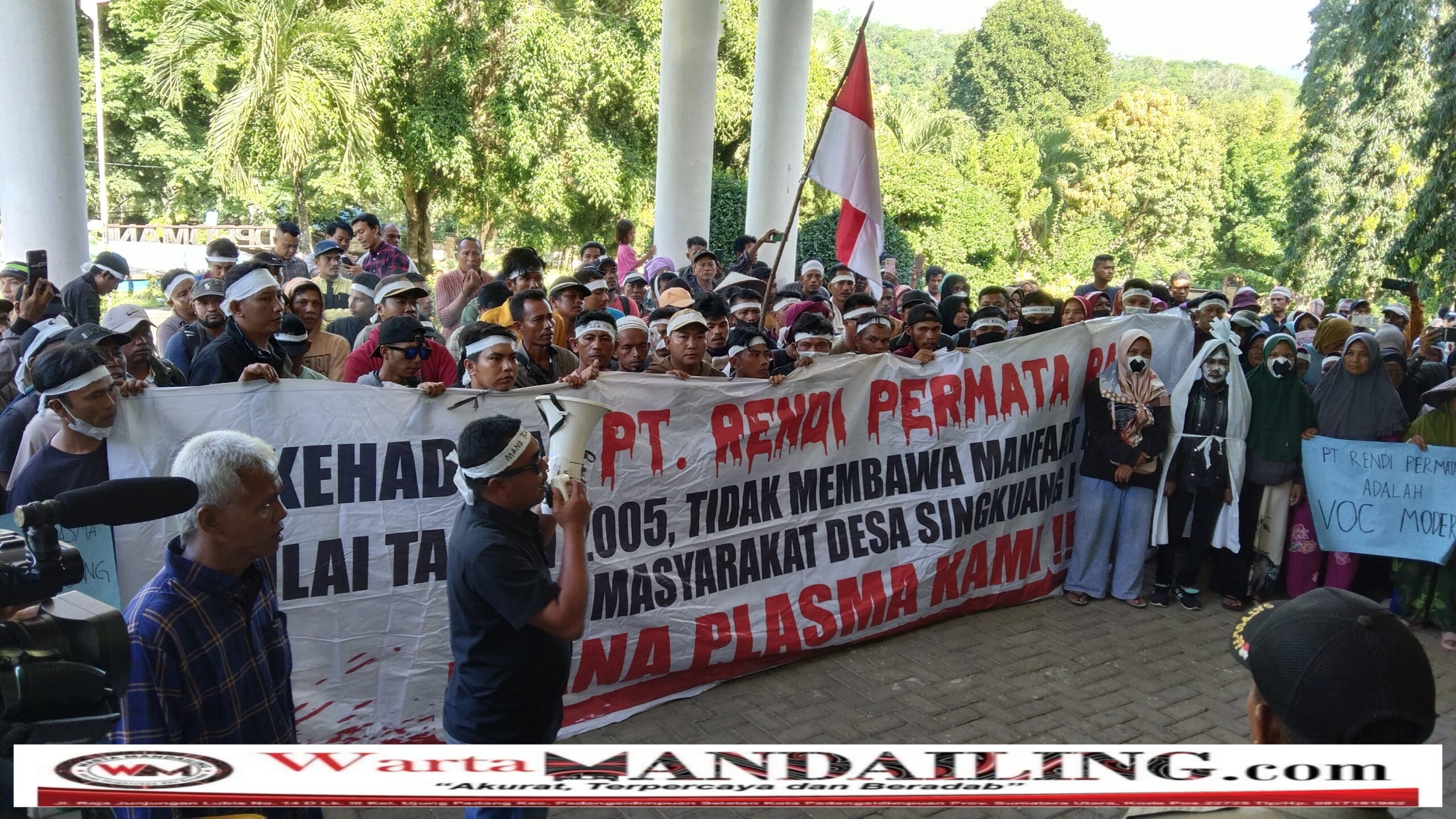 Ratusan Massa Singkuang l Sambangi Kantor DPRD Madina, Rabu (7/6/2023) fhoto : Warta Mandailing.