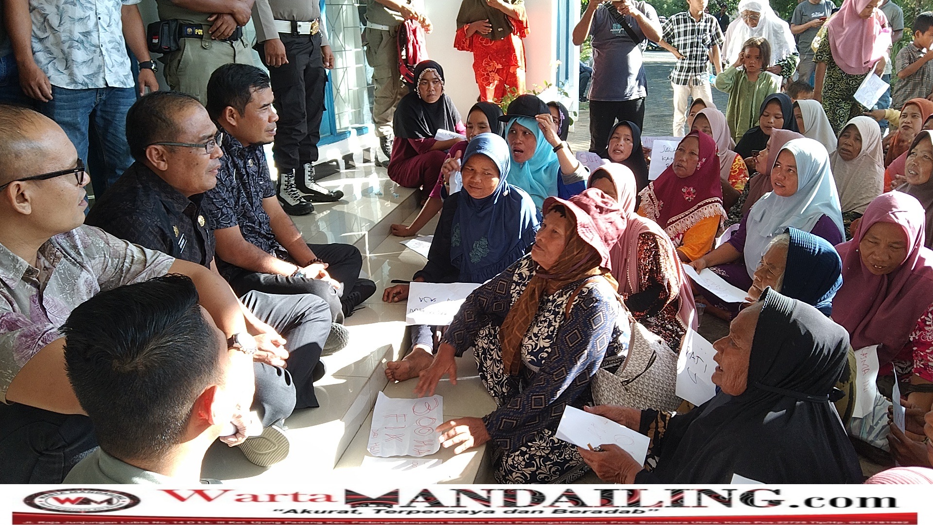 Ratusan Emak-emak warga Desa Singkuang I, Kecamatan Muara Batang Gadis gelar aksi unjuk rasa di halaman kantor Bupati Madina, Kamis (8/6/2023) fhoto : Warta Mandailing.