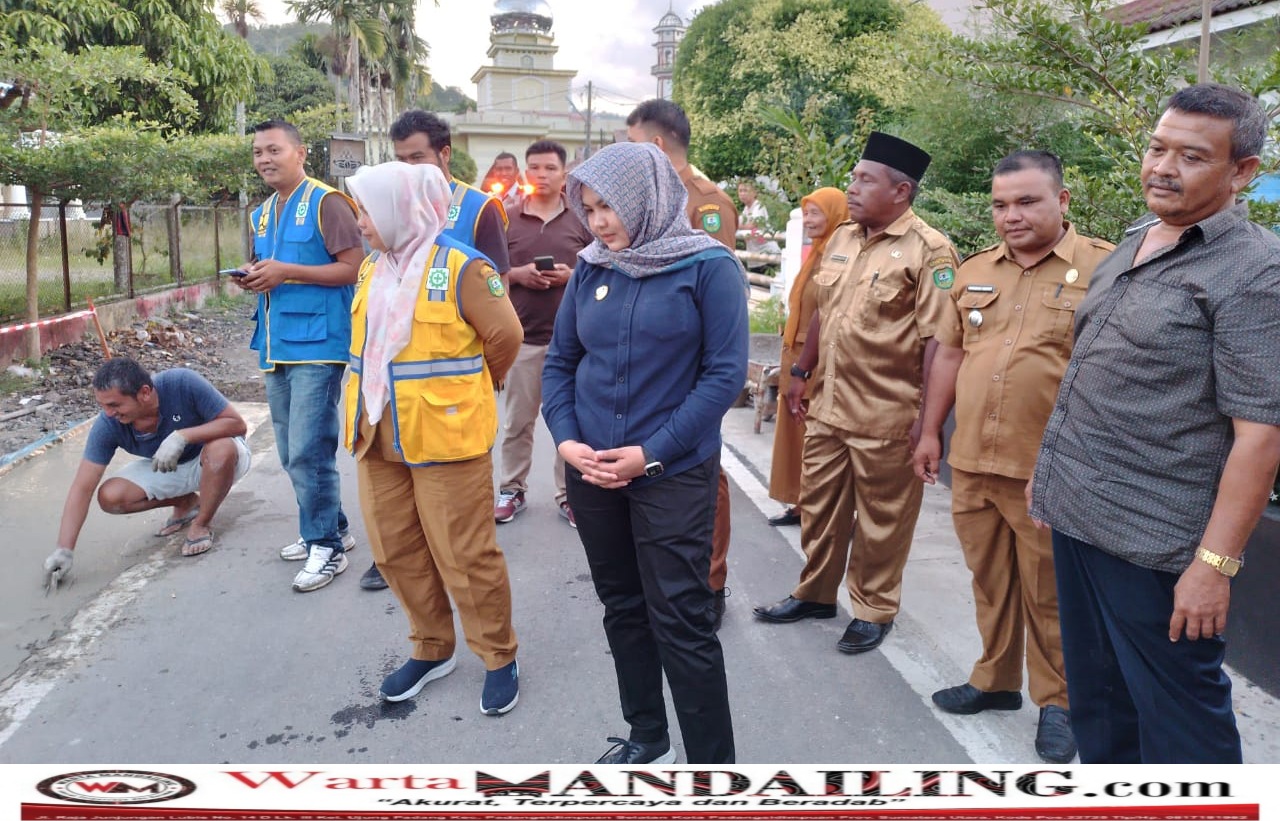 Peninjauan jalan Wabup Atika Asmi Utammi didampingi Camat Kotanopan Pangeran Hidayat dan Kepala UPT PU/PR Mandailing Julu Syafri Daulay, Senin (12/06/2023) fhoto : istimewa.